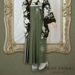 画像2: [卒業衣装:2022年新作 Kami Shibai~story of~]「着物：ロココ花（黒）」「袴：草花刺繍(カーキ)」　　 (2)