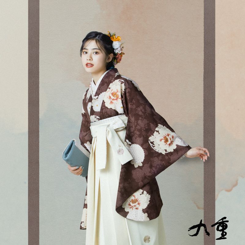 画像1: [卒業衣装:2022年新作 九重]「着物：牡丹(こげ茶)」「袴：万寿菊 刺繍(オフ)」 (1)
